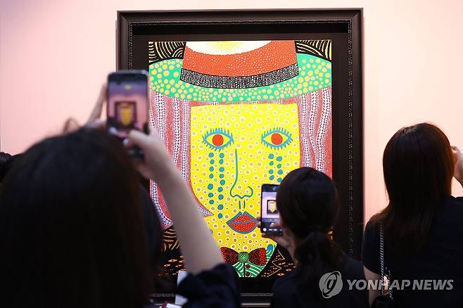 구사마 야요이 작품 관심 집중 (서울=연합뉴스) 진연수 기자 = 2일 서울 강남구 코엑스에서 열린 '프리즈 서울(FRIEZE SEOUL) 2026'을 찾은 관람객들이 구사마 야요이의 작품을 살펴보고 있다. 2026.9.2 jin90@yna.co.kr