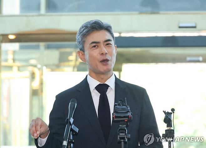 질문에 답변하는 강신철 국방장관 후보자 (서울=연합뉴스) 최재구 기자 = 강신철 국방부 장관 후보자가 3일 청문회 준비 사무실이 차려진 서울 용산구 국방컨벤션으로 들어서며 취재진의 질문에 답하고 있다. 2026.9.3 jjaeck9@yna.co.kr