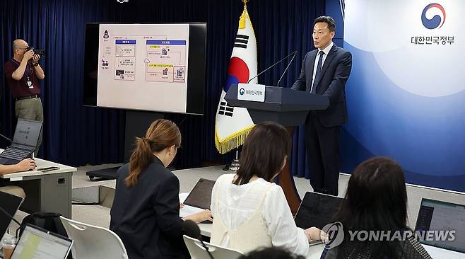 티빙 3천954만 계정 왜 털렸나…접속키 관리 부실이 화근 (서울=연합뉴스) 한종찬 기자 = 온라인동영상서비스(OTT) 플랫폼 '티빙'에서 소스 코드가 포함된 기술 자산 361건과 이용자 계정 약 3천954만 개가 유출된 것으로 확인됐다. 과학기술정보통신부는 3일 정부서울청사에서 민관합동조사단의 티빙 침해사고 조사 결과를 이같이 발표했다. 3일 정부서울청사에서 임정규 과기정통부 정보보호네트워크정책관이 조사 결과를 발표하고 있다. 2026.9.3 saba@yna.co.kr