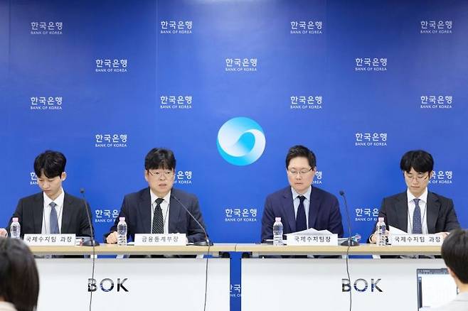 (왼쪽부터)김준영 한국은행 국제수지팀 과장, 유성욱 금융통계부장, 박성곤 국제수지팀장, 임연빈 국제수지팀 과장이 4일 서울 중구 한은에서 열린 2026년 7월 국제수지(잠정) 설명회에서 취재진의 질문에 답변하고 있다. 한국은행
