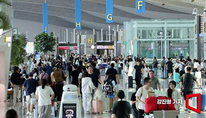 인천국제공항 2터미널 출국장.
