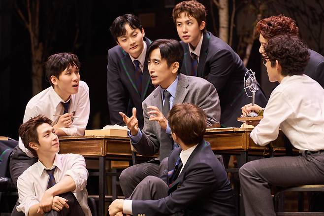 이 연극을 공연하는 세계 열한 번째 나라인 한국 공연에선 차인표(가운데)와 오만석, 연정훈 배우가 영화에서 로빈 윌리엄스가 연기한 ‘존 키팅’ 선생님 역할을 맡았다. /마스트 인터내셔널