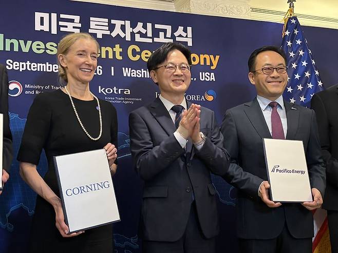 김정관 산업통상부 장관(가운데)이 3일(현지시간) 미국 워싱턴DC에서 산업부와 대한무역투자진흥공사(코트라)가 개최한 미국 기업 대상 '투자신고식 및 라운드테이블' 행사에서 기념촬영에 나서고 있다. 뉴시스