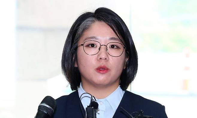 용혜인 성평등가족부 장관 후보자가 2일 서울 서대문구 한국청소년활동진흥원에 마련된 인사청문 준비 사무실로 첫 출근하며 취재진 질문에 답변하고 있다. 뉴시스