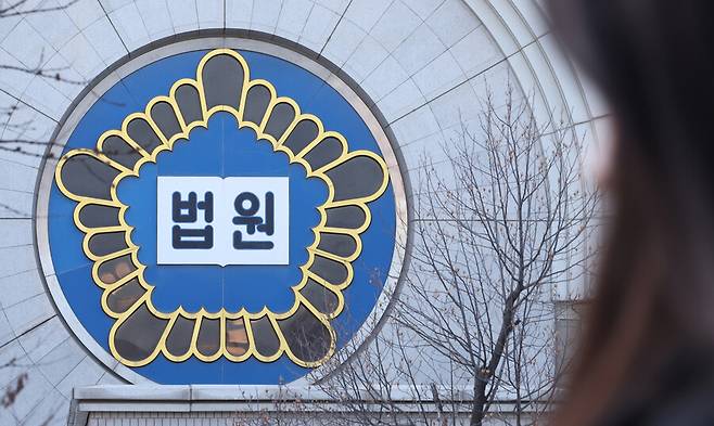 서울 서초구 서울중앙지법에 법원 상징이 보이고 있다. 최현수 기자 emd@hani.co.kr