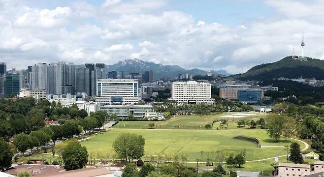 용산기지 국방부(가운데 오른쪽 흰 건물)와 합동참모본부(국방부 왼쪽), 어린이정원의 모습. 연합뉴스
