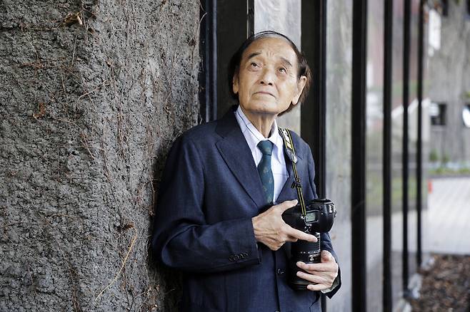 일본 보도사진가 구와바라 시세이씨가 인터뷰를 위해 2026년 8월25일 오후 서울 마포구 공덕동 한겨레신문사를 찾았다. 김명진 기자 littleprince@hani.co.kr