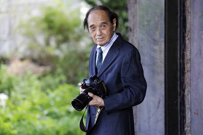 일본 보도사진의 거장 구와바라 시세이 작가가 인터뷰를 위해 2026년 8월25일 오후 서울 마포구 공덕동 한겨레신문사를 찾았다. 김명진 기자 littleprince@hani.co.kr