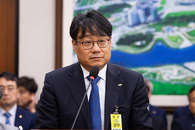 이성훈 한국토지주택공사(LH) 사장이 지난달 11일 서울 여의도 국회에서 열린 국토교통위원회 전체회의에서 김은혜 국민의힘 의원의 자료요청 요구에 답변하고 있다. 뉴스1