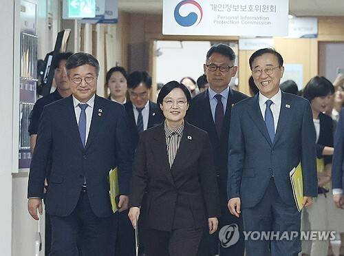 행정ㆍ공공기관 이전 발표 나선 한성숙 국무총리 / 사진 = 연합뉴스