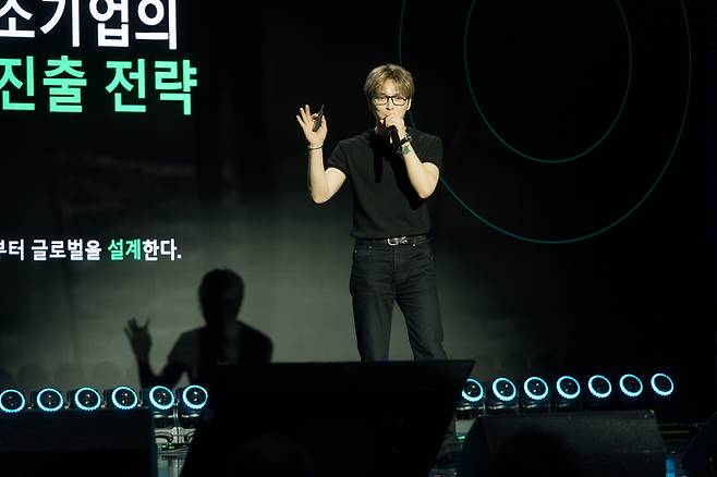 김재중 인코드(INKODE) 최고전략책임자(CSO)가 2일 ‘뮤콘 2026’에서 K팝의 세계 진출에 관해 발표하고 있다. 한국콘텐츠진흥원