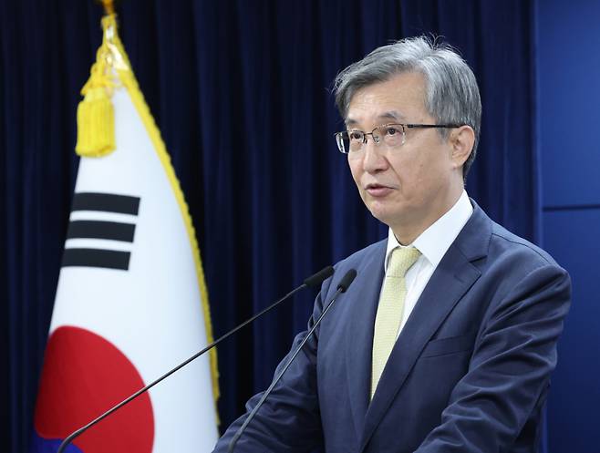 이주원 중대범죄수사청장후보추천위원회 위원장이 4일 오후 서울 종로구 정부서울청사에서 초대 청장 후보군을 발표하고 있다. 후보군은 김관정 변호사·김지용 변호사·문홍주 변호사·이윤제 교수 4명으로 추려졌다./사진=뉴시스