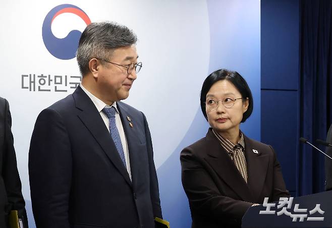 한성숙 국무총리가 3일 정부서울청사 브리핑룸에서 행정·공공기관 이전 및 공공기관 기능 개혁 관련 기자회견을 갖고 있다. 황진환 기자