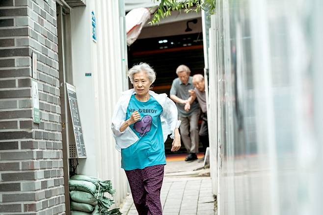 이들은 무전취식하고 들키기 전에 도망치는 일을 반복한다. 트리플픽쳐스