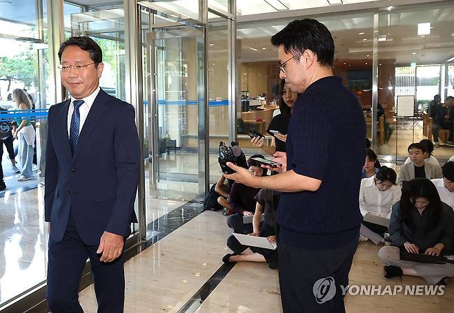 취재진 뒤로한 채 (서울=연합뉴스) 신준희 기자 = 김승원 법무부장관 후보자가 3일 종로구 적선현대빌딩에 마련된 인사청문회 준비 사무실로 출근하며 취재진 질의응답을 마치고 자리를 떠나고 있다. 2026.9.3 hama@yna.co.kr
