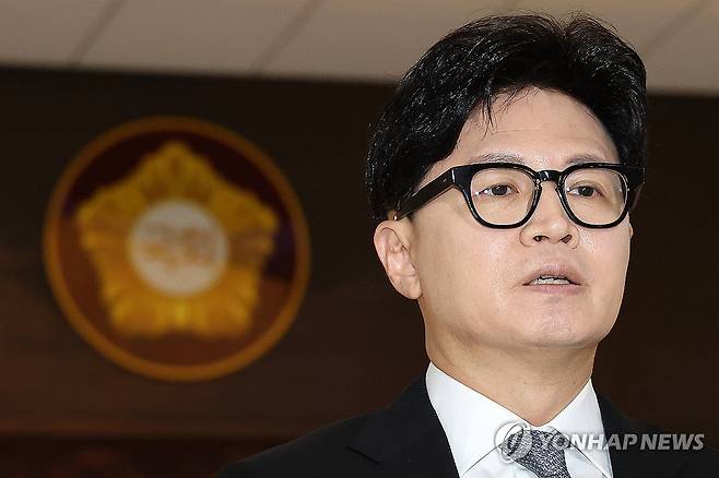 한동훈 의원, 김승원 장관 후보자 의혹 관련 백브리핑 (서울=연합뉴스) 이동해 기자 = 무소속 한동훈 의원이 3일 국회에서 열릴 예정인 본회의에 참석하며 김승원 법무부 장관 후보자를 둘러싼 의혹과 관련한 취재진 질의에 답하고 있다. 2026.9.3 eastsea@yna.co.kr