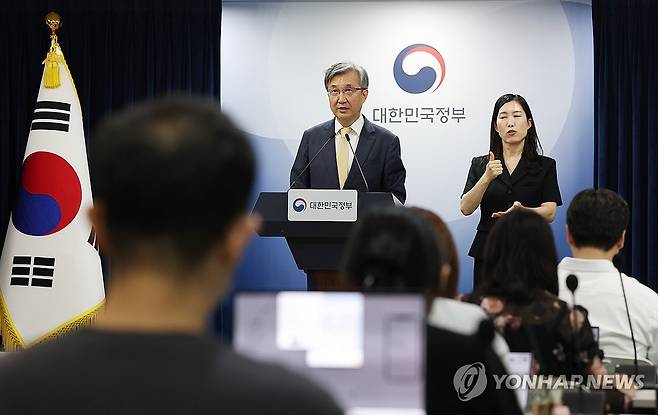 중대범죄수사청장 후보추천위원회 회의 결과 브리핑 (서울=연합뉴스) 이지은 기자 = 이주원 중대범죄수사청장 후보추천위원회 위원장이 4일 서울 종로구 정부서울청사에서 중수청장 후보추천위원회 회의 결과를 브리핑하고 있다. 중대범죄수사청장 후보추천위원회는 이날 초대 중수청장 후보로 김관정 변호사, 김지용 변호사, 문홍주 변호사, 이윤제 명지대 법학과 교수 등 모두 4명을 선정해 행정안전부 장관에게 추천하기로 의결했다고 밝혔다. 2026.9.4 jieunlee@yna.co.kr
