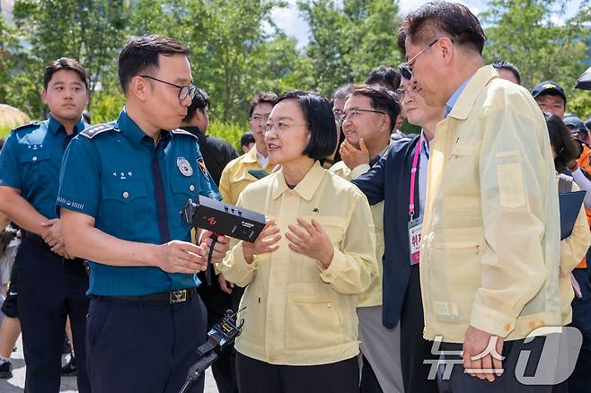 한성숙 국무총리가 '서울세계불꽃축제 2026' 당일인 5일 서울 여의도 한강공원을 찾아 불법 촬영 탐지 장비를 살펴보며 경찰과 대화하고 있다. 2026.9.5 ⓒ 뉴스1 안은나 기자
