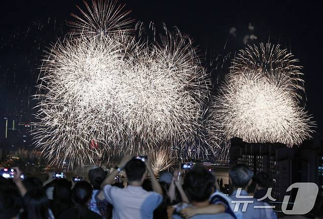 5일 오후 서울 용산 이촌동 일대에서 바라본 ‘서울세계불꽃축제 2026’에서 형형색색의 불꽃이 밤하늘을 밝히고 있다. 2026.9.5 ⓒ 뉴스1 이종수 기자