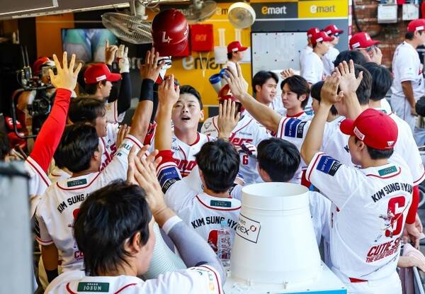 SSG 전의산(사진 가운데)이 5일 두산과의 홈경기서 4회말 결승 스리런 홈런을 쳐낸 뒤 더그아웃으로 돌아와 세리머니를 하고 있다. /사진=SSG 랜더스