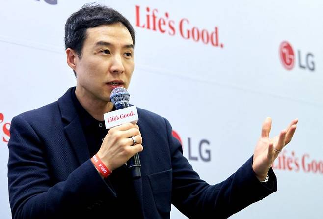 노범준 LG전자 생활가전(HS) AI홈솔루션사업개발담당 상무가 4일(현지시간) 독일 베를린에서 열린 'IFA 2026' 기자 대상 설명회에서 발언하고 있다. LG전자.