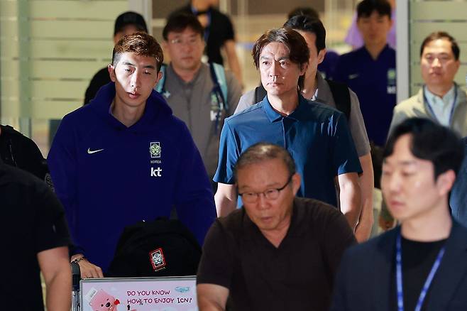 2026 북중미 월드컵 32강 진출 실패 이후 박항서 선수지원단장이 홍명보 감독보다 앞서 공항을 나오고 있다. /장경식 기자