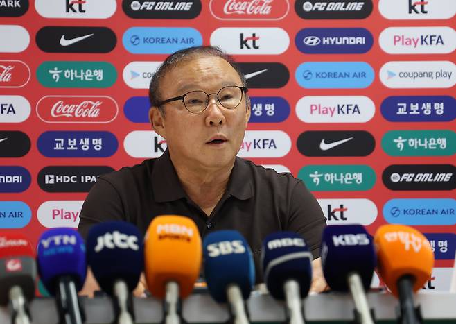 한국 축구 국가대표팀 박항서 월드컵 지원 단장이 지난 6월 28일(현지시간) 멕시코 과달라하라 인근 사포판 치바스 바예 베르데 훈련장에 마련된 베이스캠프에서 기자회견을 열고 사과문을 발표하고 있다. /뉴스1