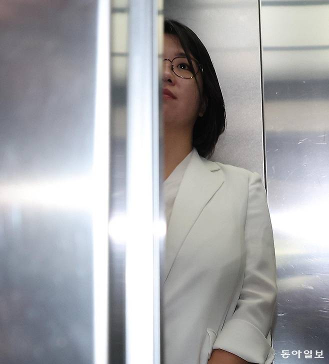 용혜인 성평등가족부 장관 후보자가 4일 서울 서대문구에 마련된 인사청문회 준비 사무실에 엘리베이터를 타고 출근하고 있다. 김재명 기자 base@donga.com