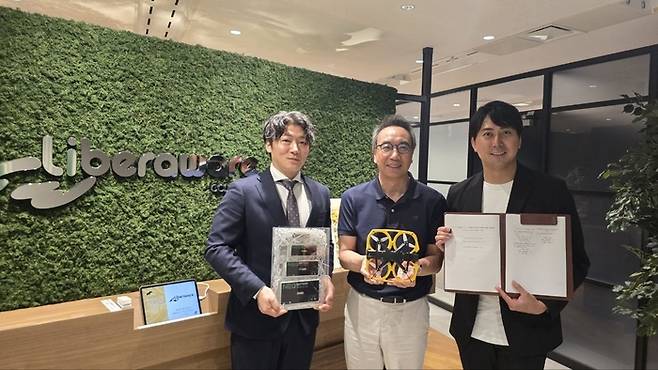 사진 왼쪽부터 민홍규 리베라웨어 대표, 허성범 네오배터리머티리얼즈 대표, 하야시 고헤이 히노타테 대표