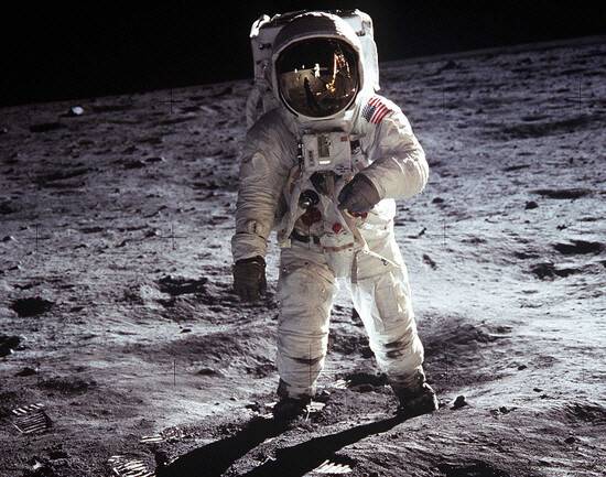 1969년 7월20일 인류 최초로 달에 내린 아폴로 11호 선장 닐 암스트롱. 이 순간은 역사상 가장 놓은 94% 시청률을 기록했다. NASA