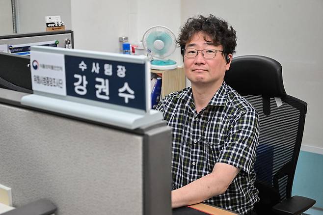 강권수 식약처 위해사범중앙조사단(중조단) 수사팀장이 지난달 31일 서울식약청 별관 사무실에서 업무를 보고 있다. 정다빈 기자