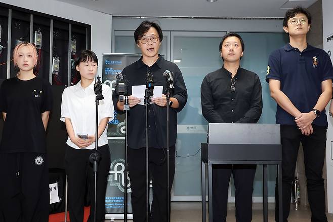 지난 3일 오전 광주특별시 서구 광주시립미술관 하정웅미술관에서 열린 기자회견에서 루안 웨라이 중국 국적 큐레이터가 광주비엔날레 중국 파빌리온 전시 철수 입장을 밝히고 있다. 연합뉴스
