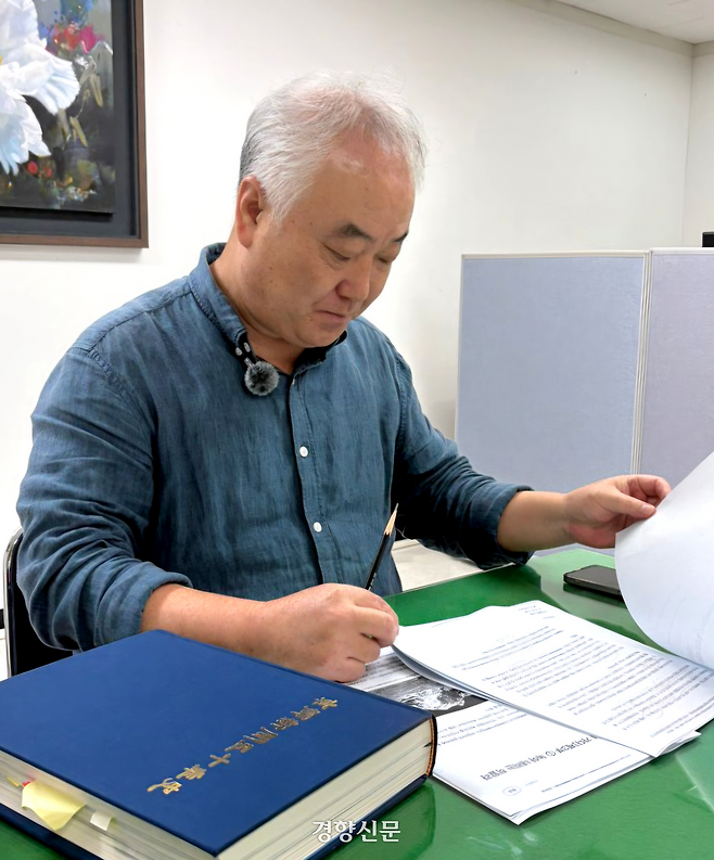 도재기 경향신문 선임기자가 지난 1일 뉴스레터 ‘점선면’ 기자와 만나 2008년 보도한 네팔·방글라데시 기후변화 현장 취재 기사를 보며 당시를 설명하고 있다. 유경선 기자