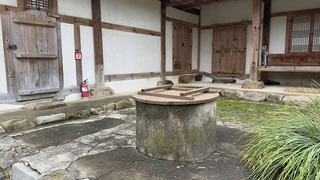 A well that supplied water to the House of the Eumaegong Branch of the Hansan Yi Clan for centuries WOO JI-WON