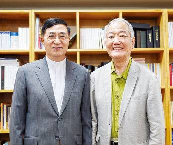 이상학 목사(왼쪽)와 건축위원장 곽철영 장로가 지난달 20일 목양실에서 함께한 모습.