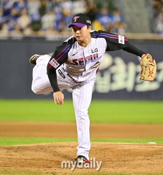 2026년 9월 4일 오후 서울 잠실구장에서 열린 '2026 신한 SOL KBO리그' 삼성 라이온즈와 LG 트윈스의 경기. LG 고우석이 9회초 구원등판해 역투하고 있다./잠실=유진형 기자
