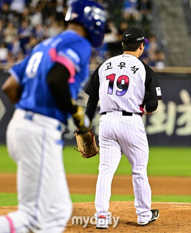 2026년 9월 4일 오후 서울 잠실구장에서 열린 '2026 신한 SOL KBO리그' 삼성 라이온즈와 LG 트윈스의 경기. LG 고우석이 9회초 구원등판해 삼성 디아즈에게 볼넷을 허용한 뒤 아쉬워하고 있다./잠실=유진형 기자
