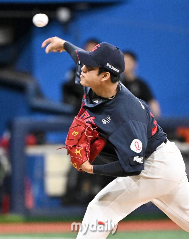 20일 오후 서울 고척스카이돔에서 진행된 '2026 프로야구 KBO리그' 키움히어로즈와 롯데자이언츠의 경기. 롯데 김강현이 역투하고 있다./마이데일리