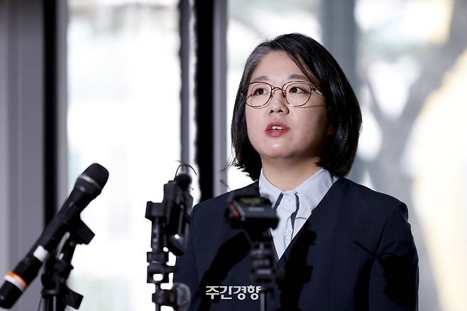 성평등가족부 장관 후보자로 지명된 용혜인 기본소득당 의원이 지난 2일 서울 서대문구 인사청문회준비 사무실로 출근하며 취재진 질문에 답하고 있다. 문재원 기자