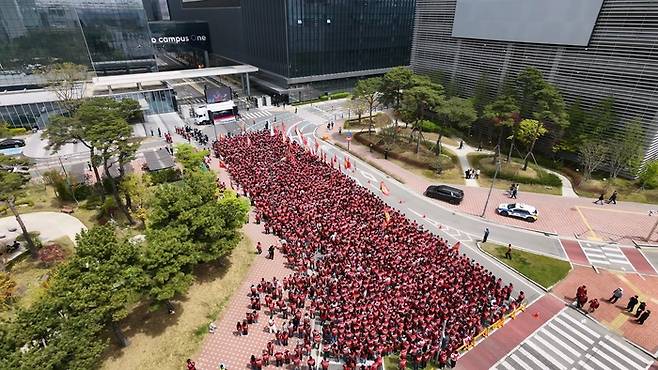 지난 4월 22일 삼성바이오로직스 상생노동조합 조합원들은 삼성바이오로직스 송도사업장 앞에서 투쟁 결의대회를 열었다. / 사진: 삼성바이오로직스 상생노동조합 제공