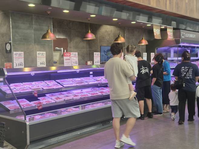 6일 오전 서울 홈플러스 방학점 정육 코너에서 고객들이 진열된 상품을 확인하고 있다.(김재은 기자 dove@)