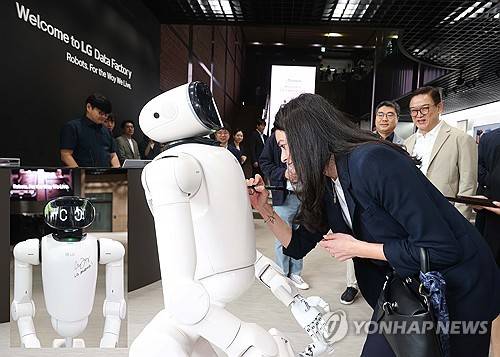 LG전자 클로이드에 사인 남기는 매디슨 황 엔비디아 수석이사