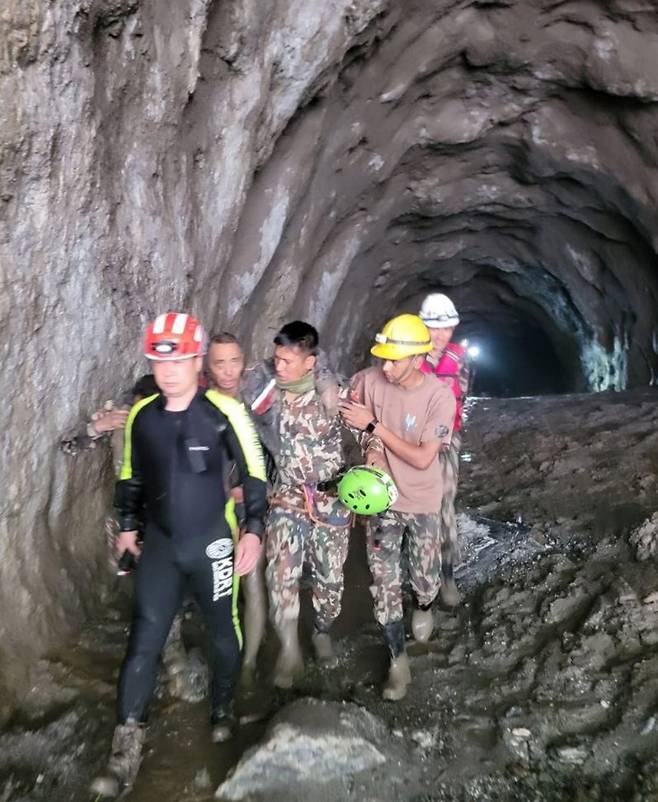 열흘 만에…한국합동구조대, 수력발전소 중국인 노동자 구출 네팔·한국 합동구조대가 지난 5일 네팔 어퍼트리슐리-1 수력발전소 공사 현장 터널에서 열흘 전 대홍수로 고립됐던 중국인 노동자를 구조하고 있다. 한국해외긴급구호대(KDRT) 제공