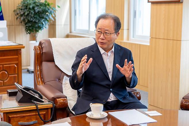 김석준 부산시교육감이 부산시교육청에서 청년 인구 유출에 대응하기 위한 교육 정책에 대해 설명하고 있다. 부산시교육청