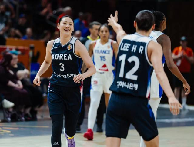 한국 여자농구 대표팀의 주장 강이슬(왼쪽). /사진=FIBA