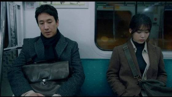 드라마 ‘나의 아저씨’ 속 박동훈(이선균분·왼쪽)은 가정에는 소홀하면서 주변 사람들을 잘 챙긴다. tvN 제공