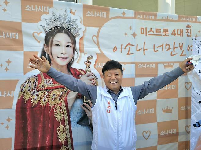 ◇이석근씨가 공연 전 가족과 팬들에게 인사를 건네고 있다. 한승미기자