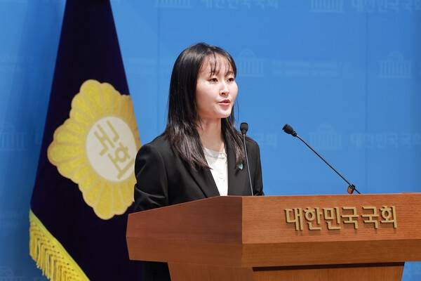 기본소득당 대변인인 노서영 최고위원이 7일 국회 소통관에서 당을 둘러싼 논란에 관해 설명하는 기자회견을 하고 있다. 연합뉴스