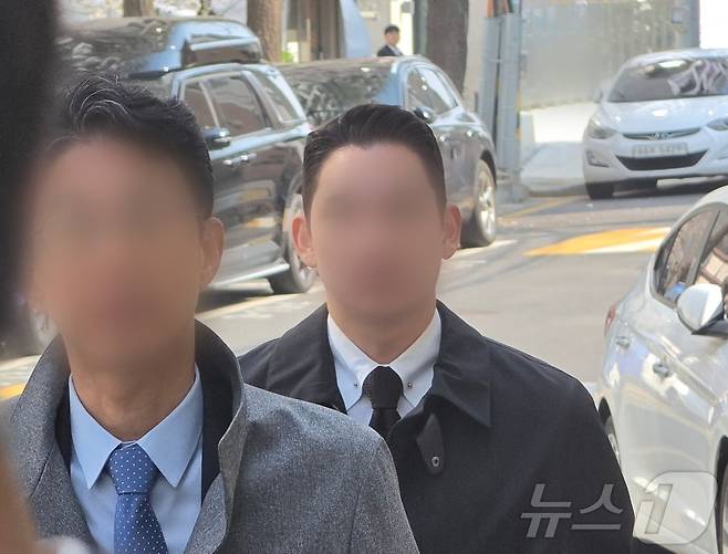 김병기 무소속 의원의 차남 김 모 씨(오른쪽)가 지난 6월 2일 오전 서울경찰청 마포청사에 소환조사를 받기위해 출석하고 있다. 김 씨는 부친 김 의원의 도움으로 숭실대 계약학과에 편입하고 가상자산 거래소 빗썸에 취업할 당시 특혜를 받은 의혹 등을 받는다.ⓒ 뉴스1 권준언 기자