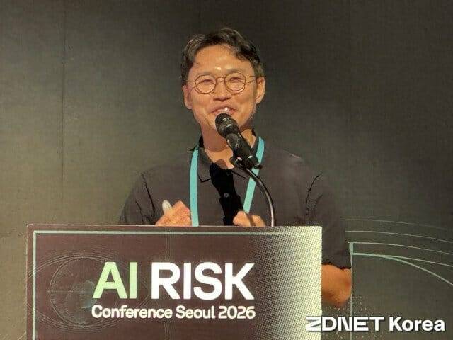 이병영 서울대 전기정보공학부 교수가 발표에 앞서 자신을 소개하며 미소짓고 있다.